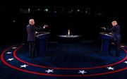 Trump en Biden in debat. beeld AFP, JIM BOURG
