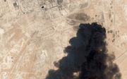 Rookwolken boven olie/gas-infrastructuur na een droneaanval dit weekend in Saudi-Arabië. beeld PLANET LABS INC.