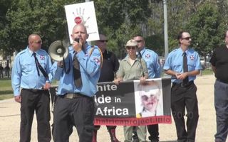 WASHINGTON. Aanhangers van de Aryan Nations in Washington tijdens een protestmars tegen de zwarte regering in Zuid-Afrika. beeld Youtube
