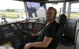 Docent Dirk Boere uit Espel vaart als aflosschipper in de binnenvaart. beeld DirkVaartWel