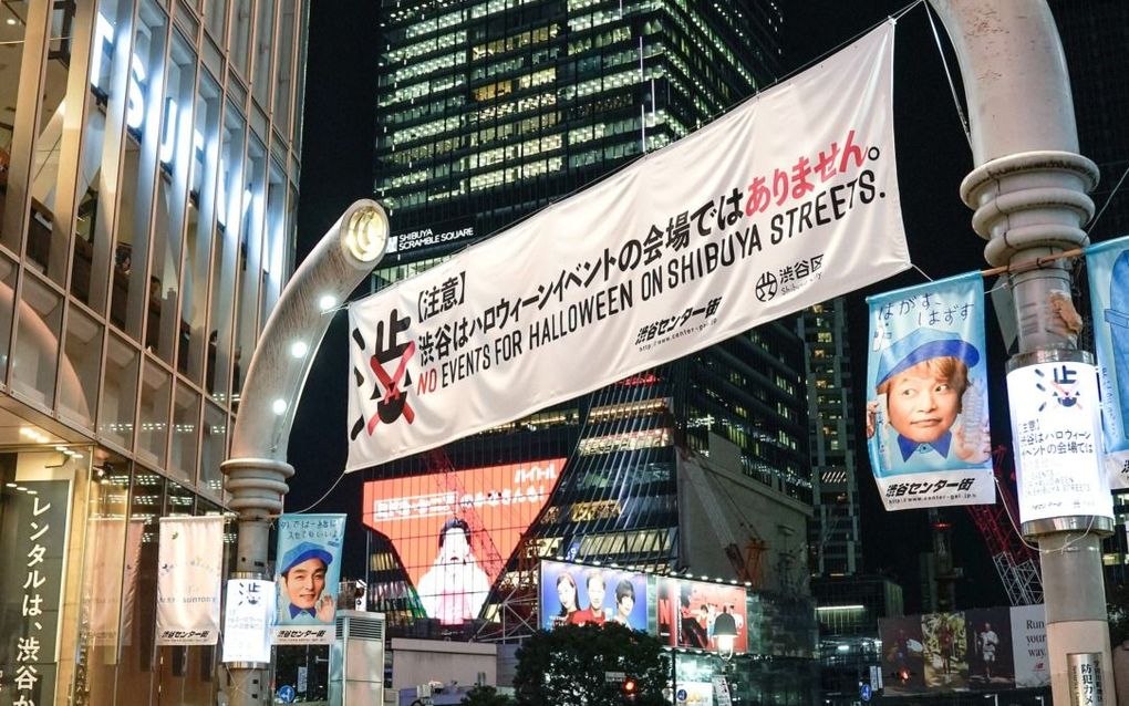 Door heel Tokio hangen spandoeken met de tekst ”Geen Halloweenevenementen in de straten van Shibuya”. beeld EPA, Kimimasa Mayama