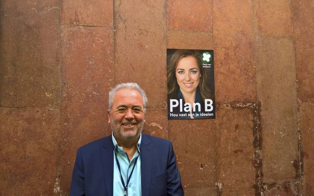 Koffeman, campagnestrateeg van de Partij voor de Dieren, bij een verkiezingsposter met daarop lijsttrekker Thieme. beeld Partij voor de Dieren