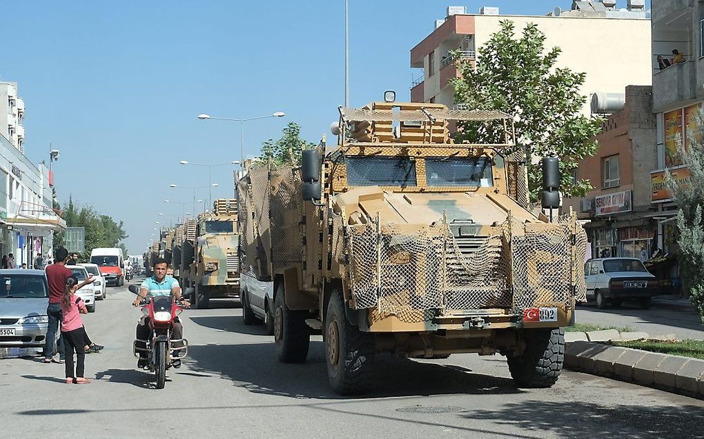 Turkse legervoertuigen onderweg naar Syrië. beeld EPA