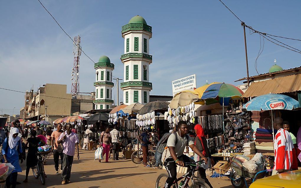 Straatbeeld in Gambia. beeld Lex Rietman