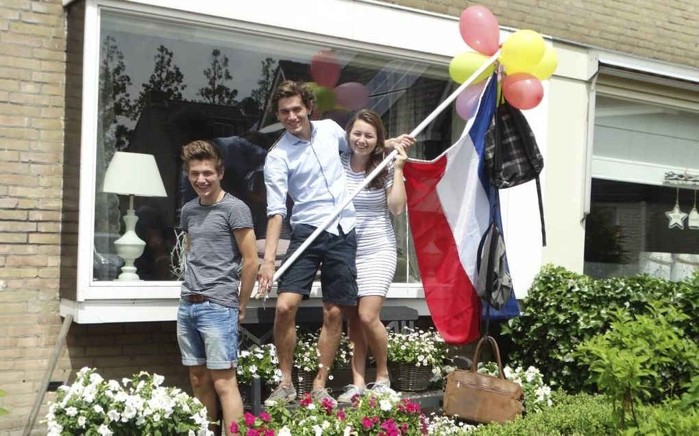 Rudolf (16), Robert (18) en Annamarij (17) Casteleijn uit Ouderkerk aan den IJssel hoorden donderdag alle drie dat ze zijn geslaagd. „Echt super.” beeld Gerda Casteleijn