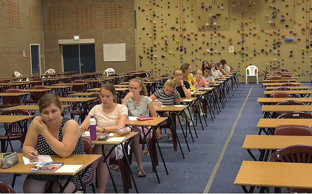 Havoleerlingen van de Jacobus Fruytier Scholengemeenschap maken het eindexamen biologie. beeld RD