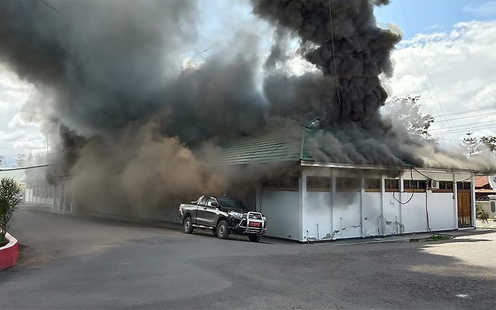 Een gebouw staat in brand door protesten in Wamena, Papoea. beeld AFP