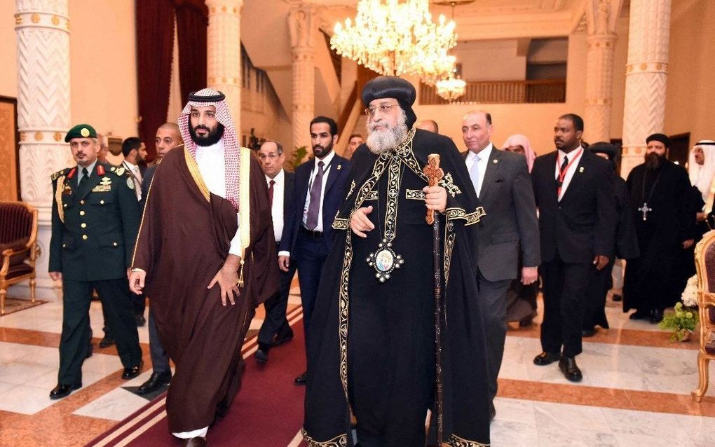 Kroonprins Mohammed bin Salman (l.) is de drijvende kracht achter de hervormingen in Saoedi-Arabië. In 2018 bezocht hij de koptische paus Tawadros II in de Egyptische hoofdstad Caïro. beeld AFP, Stringer