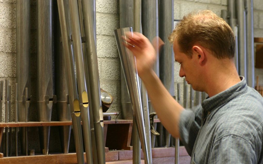 Henk van der Veen van Reil Orgelbouw intoneert. Foto Pieter Leeflang.