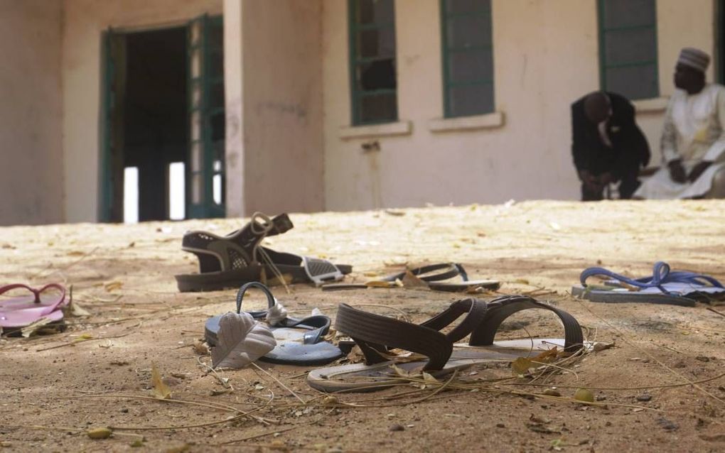 Sandalen op het terrein van de meisjesschool in Dapchi, Nigeria. Strijders van Boko Haram vielen de school vorige week aan. beeld AFP, Aminu Abubakar