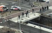 Zwaarbewapende politie in Utrecht. beeld AFP, Twitter, Micha Drost