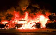 In brand gestoken auto's bij demonstraties in Kenosha, Wisconsin, maandag. beeld EPA, Tannen Maury
