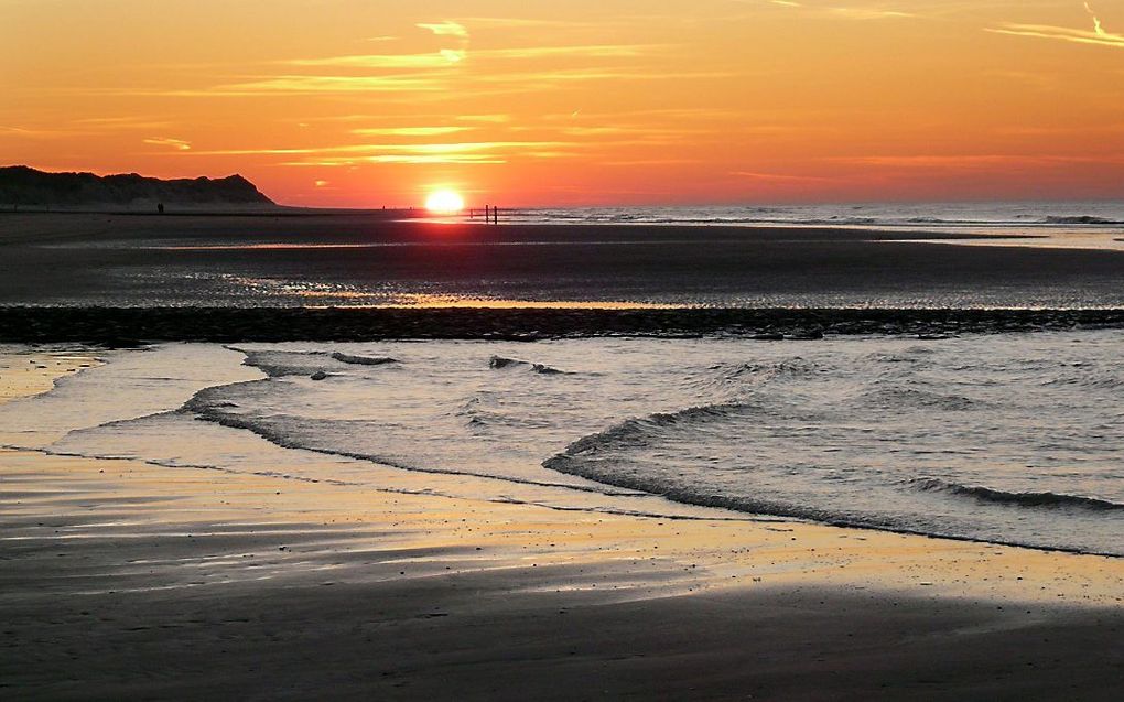 Ondergaande zon op Vlieland. beeld ANP