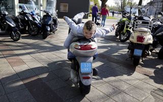 „Zelfs voor een scooter wordt steeds makkelijker geld geleend”, merkt economiedocent Van der Spek van het Driestar College.  beeld ANP, Martijn Beekman