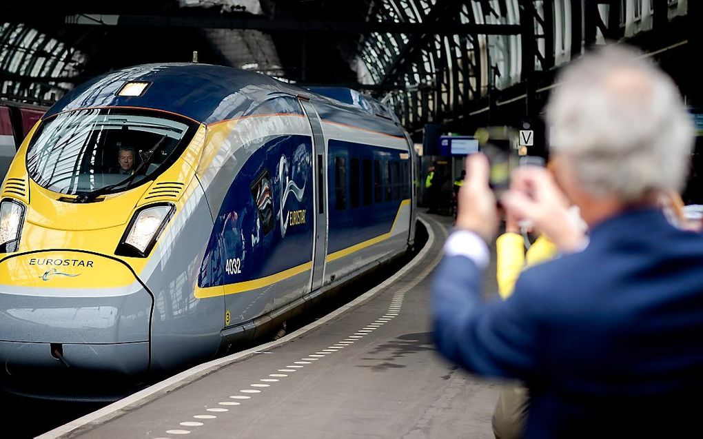 De nieuwe Eurostar op Amsterdam Centraal die rechtstreeks naar Londen St. Pancras rijdt. beeld ANP