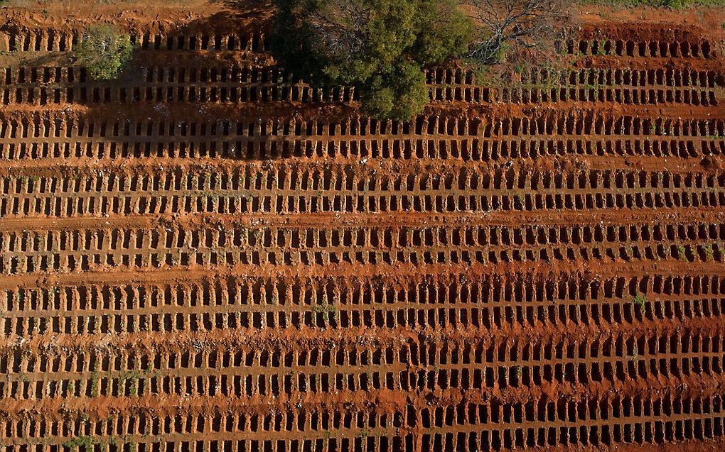 Een begraafplaats in het Braziliaanse Sao Paulo is voorbereid op veel nieuwe slachtoffers van het coronavirus. beeld AFP