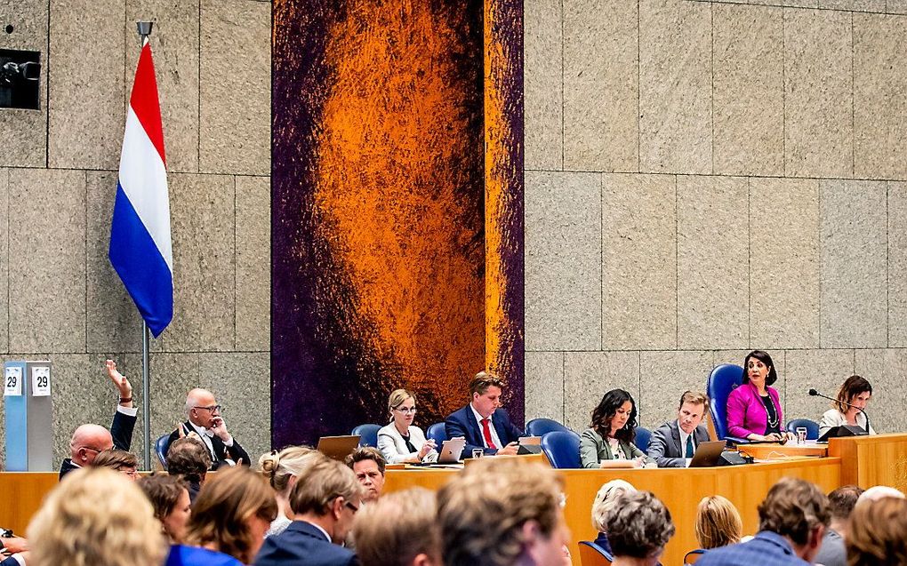 De Nederlands vlag in de plenaire zaal van de Tweede Kamer. beeld ANP, Remko de Waal