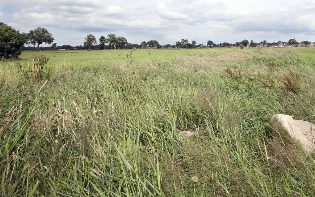 STAPHORST. Op een van de drie oude kerkheuvels, net buiten het Staphorst, stond ooit een klokkenstoel met twee klokken. Een pasopgerichte werkgroep wil de klok die in de tuin van de Grote Kerk staat restaureren én deze ophangen in een nieuwe klokkenstoel 