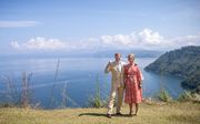 Koning Willem-Alexander en koningin Maxima poseren bij het Tobameer op Sumatra. beeld ANP