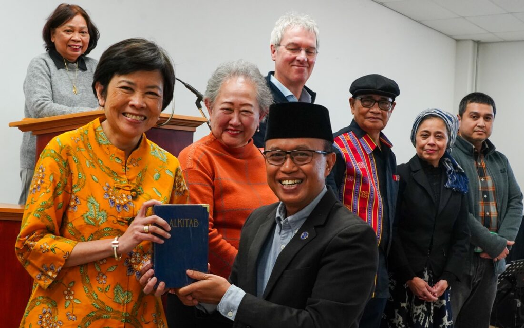 Sigit Triyono (midden, met hoofddeksel) met het vertaalteam dat werkte aan een revisie van de Alkitab Terjamahan, een Indonesische Bijbelvertaling. beeld NBG