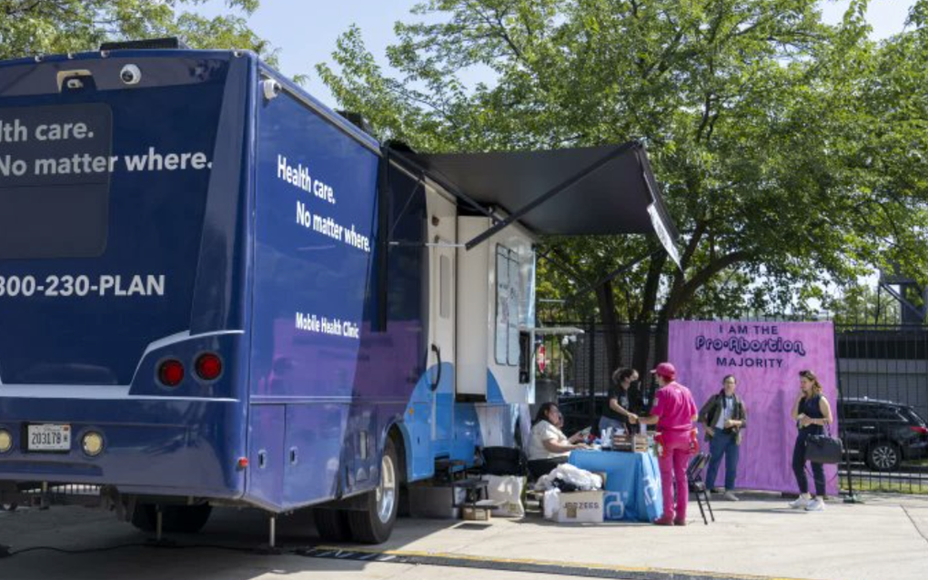 De bus van Planned Parenthood nabij de Democratische Conventie. beeld X, @LadyLevant822