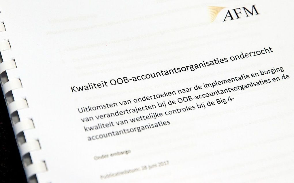 De accountantsorganisaties die de boeken mogen controleren van banken en beursgenoteerde bedrijven, laten nog altijd te veel steken vallen. Niet alleen het werk dat zij leveren, maar ook de cultuur en aansturing van de firma's laat sinds 2014 te weinig ve