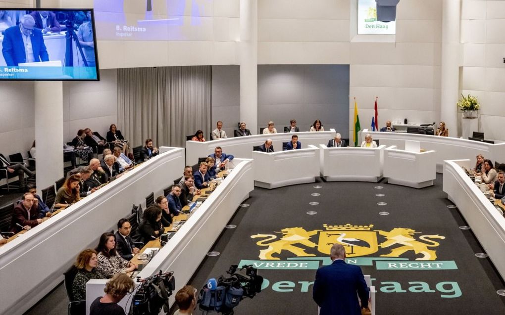 „Levensbelangrijke kwesties worden nu, stilzwijgend, op het bordje van het gemeentehuis gelegd.” Foto: vergadering in de Haagse raadszaal. beeld ANP, Robin Utrecht