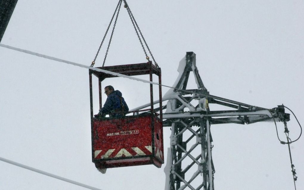 Een monteur controleert een elektriciteitsmast. beeld ANP, Vincent Jannink