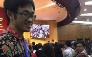 De deelnemers aan de conferentie van de World Reformed Fellowship ontvangen een exemplaar van de Dordtse Leerregels in een Indonesische, Engelse of Chinese vertaling.  beeld RD