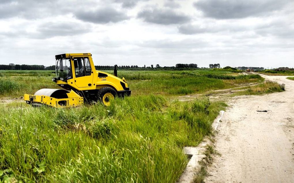 Gemeenten kunnen hun teveel aan bouwgrond voor bedrijventerreinen niet zomaar inzetten voor woningbouw. Foto: Verlaten bouwterrein van project Wilderzijde in Bergschenhoek.  beeld ANP, Koen van Weel