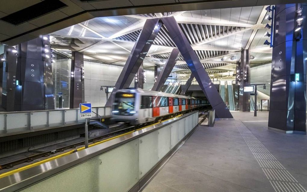 Een metro rijdt over de nieuwe Noord/Zuidlijn in Amsterdam. De kosten van de 9,7 kilometer lange verbinding met acht stations zijn opgelopen tot 3,1 miljard euro. beeld ANP, Lex van Lieshout