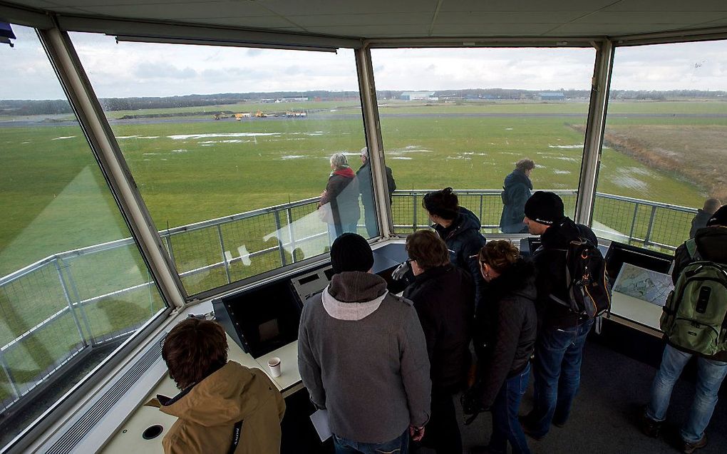 Belangstellenden nemen een kijkje in de verkeerstoren van het voormalig militair vliegveld Valkenburg. Het vliegveld wordt gesloopt om plaats te maken voor een woonwijk met een recreatiegebied. beeld ANP