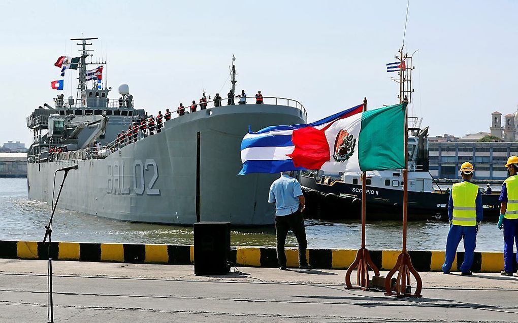 Een schip met noodhulp uit Mexico in de haven van Havana, de hoofdstad van Cuba. beeld EPA, Ernesto Mastrascusa