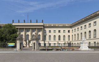 De Humboldt Universiteit in Berlijn. In 1938 heette deze de Friedrich-Wilhelmuniversiteit. Bonhoeffer studeerde en doceerde hier theologie. beeld Wikimedia