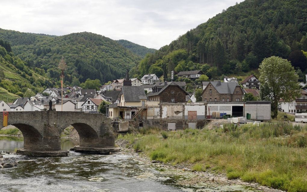 De rivier de Ahr bij Rech, vlak bij Bad Neuenahr. De foto is genomen in juli 2022, een jaar na de verwoestende overstromingen in het Duitse Ahrdal. beeld EPA, Ronald Wittek