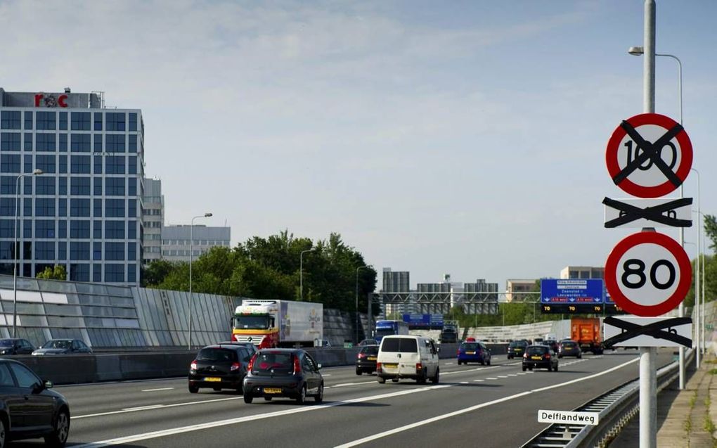 We zullen moeten accepteren dat we wat meer tijd kwijt zijn voor onze reizen. Maar dat is niet erg als we daarbij beseffen dat het bijdraagt aan meer verkeersveiligheid en een duurzamere samenleving. beeld ANP, Frank van Beek