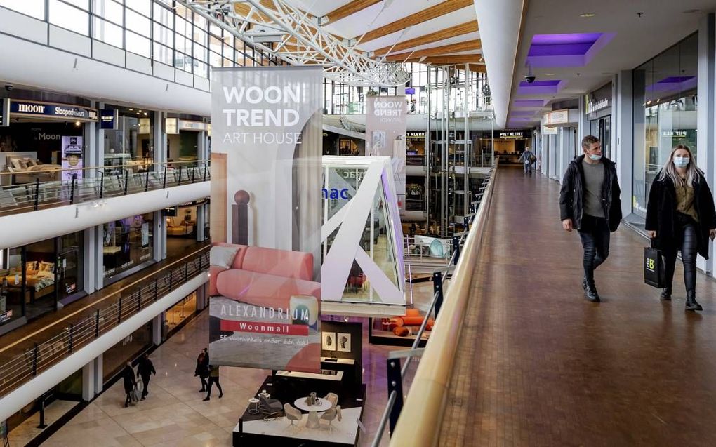 Mensen lopen langs de winkels in de Rotterdamse Woonmall Alexandrium. Sinds 1969 koopt de consument steeds meer luxeartikelen, aldus het CBS. beeld ANP, Robin van Lonkhuijsen