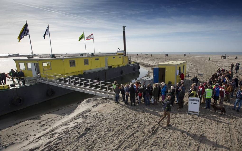 Het aantal stemgerechtigden is tussen 1917 en 2017 gestegen van ruim één miljoen naar bijna 13 miljoen Nederlanders. Foto: Een stembureau op de Marker Wadden bij de Kamerverkiezingen op 15 maart. beeld ANP, Koen Suyk