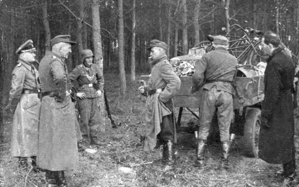 Duitsers op het droppingterrein, waar ze het verzet in de gemeente Ede een zware slag toebrachten. Tal van gearresteerde verzetsmensen moesten het met de dood bekopen. beeld Platform Militaire Historie Ede