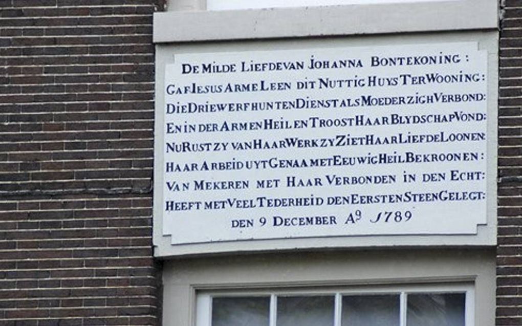 Op een gedenkplaat aan een Amsterdams pand wordt Johanna Bontekoning bedankt voor haar gift. Dit Amsterdamse pand was oorspronkelijk een opvanghuis voor armen. beeld George Hooijer, gevelstenen.net