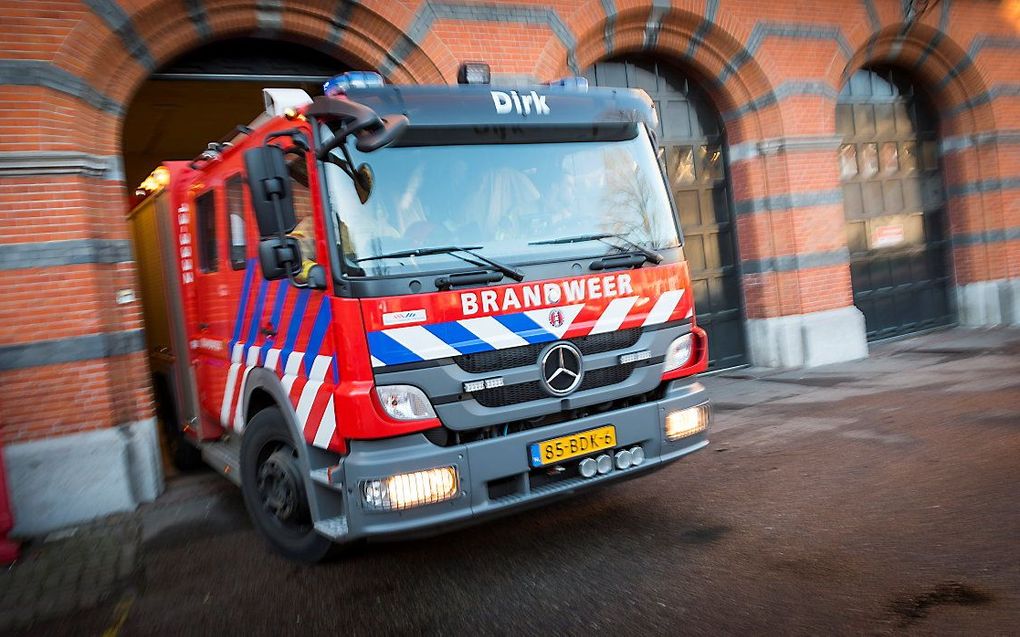 Een brandweerauto rukt uit na een melding. beeld ANP, Lex van Lieshout