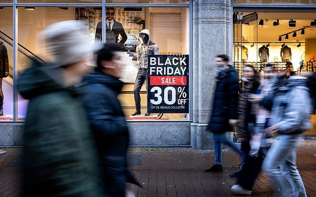 Black Friday in Amsterdam. Deze dag is ontstaan in de Verenigde Staten en wordt beschouwd als het begin van het seizoen voor kerstaankopen. beeld ANP, Ramon van Flymen