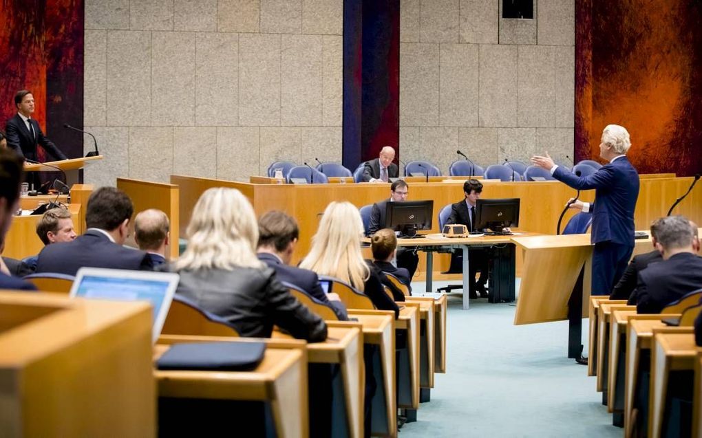 „Het is in Nederland nooit gelukt om een grote conservatieve partij in de Kamer te krijgen.” Foto: premier Rutte, informateur Zalm en PVV-fractievoorzitter Wilders tijdens het Tweede Kamerdebat over het eindverslag van de informatie. beeld ANP, Bart Maat