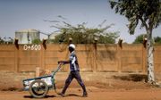 In veel landen zijn de inkomensniveaus in de afgelopen tientallen jaren nog verder achterop geraakt. Foto: straatbeeld in het Afrikaanse land Niger. beeld ANP, Koen van Weel