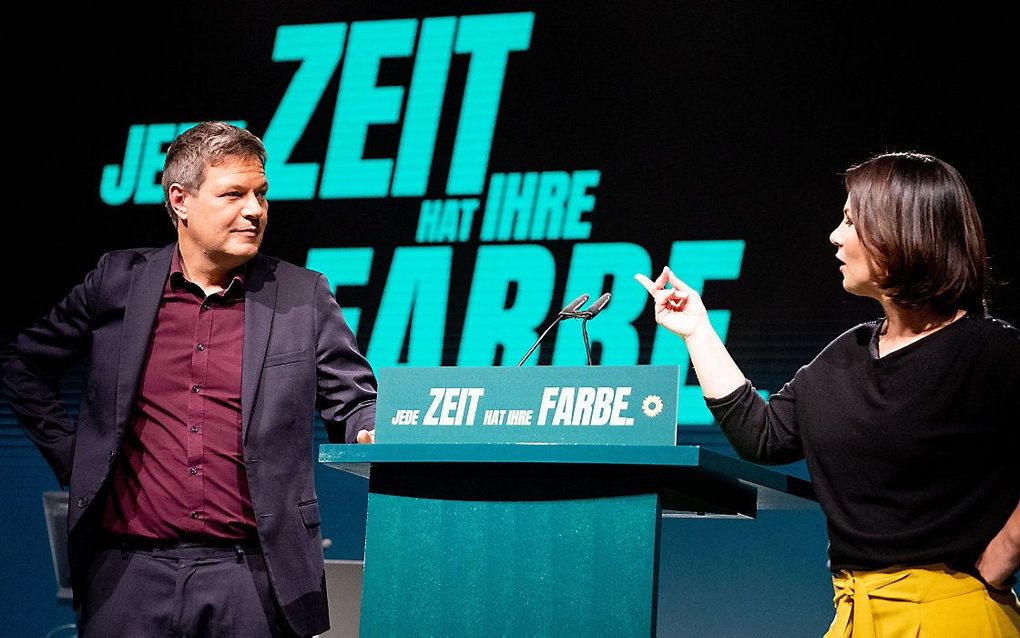 Robert Habeck en Annalena Baerbock, leiders van de Duitse Groenen, tijdens een partijcongres in Berlijn. beeld AFP, Kay Nietfeld