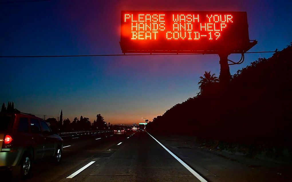 Een bord op de snelweg bij Los Angeles, Californië, roept mensen op hun handen te wassen. beeld AFP, Frederic J. Brown