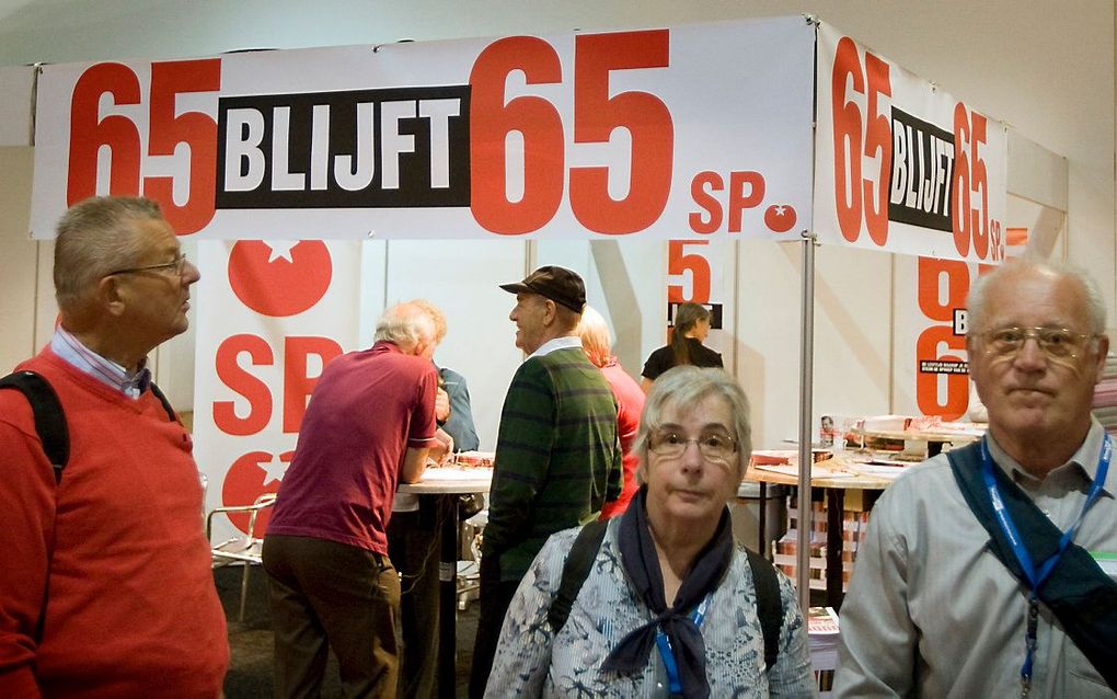 Bezoekers van de 50-plusbeurs in de Jaarbeurs in Utrecht lopen op 16 September 2009 langs een stand van de SP. De SP was toen voor handhaving van de AOW-leeftijd op 65 jaar. beeld ANP, Marcel Antonisse