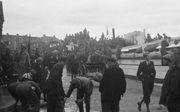 Rode Kruisschepen met Duitse krijgsgevangenen passeren in mei 1945 Grou, dat aan het Pikmeer, de Kromme en de Rechte Grou ligt. beeld NIOD