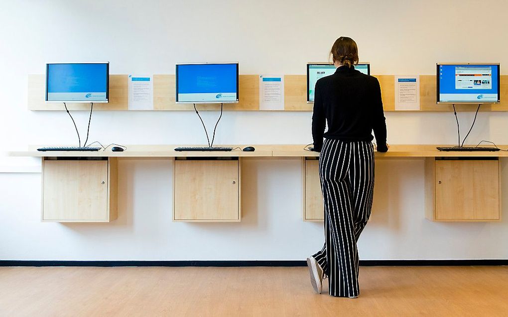 Een werkzoekende achter de computer bij het Werkplein van het UWV. beeld ANP