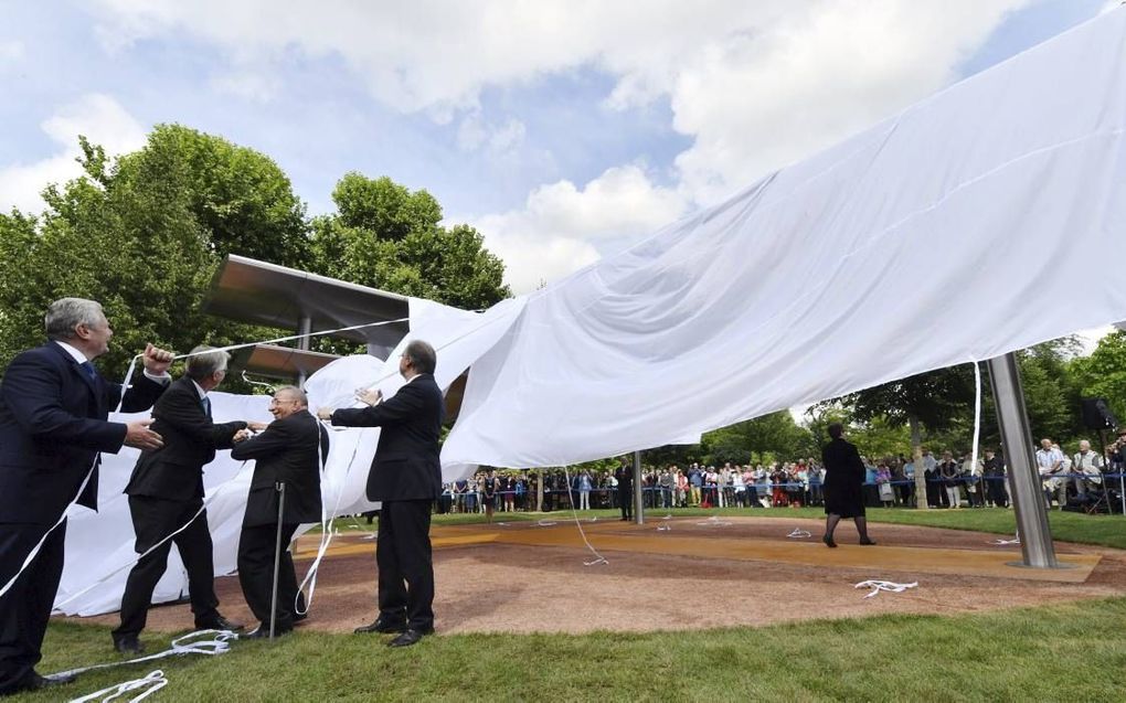 De Duitse president Gauck (l.) onthulde gisteren in Wittenberg het zogeheten Himmelkreuz, een kunstwerk ter gelegenheid van het Reformatiejubileum in 2017. beeld EPA/Hendrik Schmidt